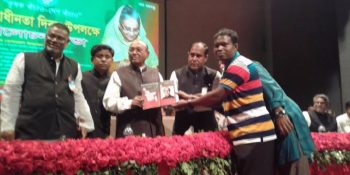 বাংলাদেশ কৃষক লীগের নেতৃবৃন্দের উপস্থিতিতে জননেতা জনাব তোফায়েল আহম্মেদ-এমপিকে ডাইরি ও কলম উপহার দিচ্ছেন মোঃ ইব্রাহিম হোসেন
