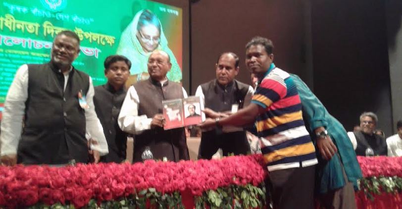 বাংলাদেশ কৃষক লীগের নেতৃবৃন্দের উপস্থিতিতে জননেতা জনাব তোফায়েল আহম্মেদ-এমপিকে ডাইরি ও কলম উপহার দিচ্ছেন মোঃ ইব্রাহিম হোসেন